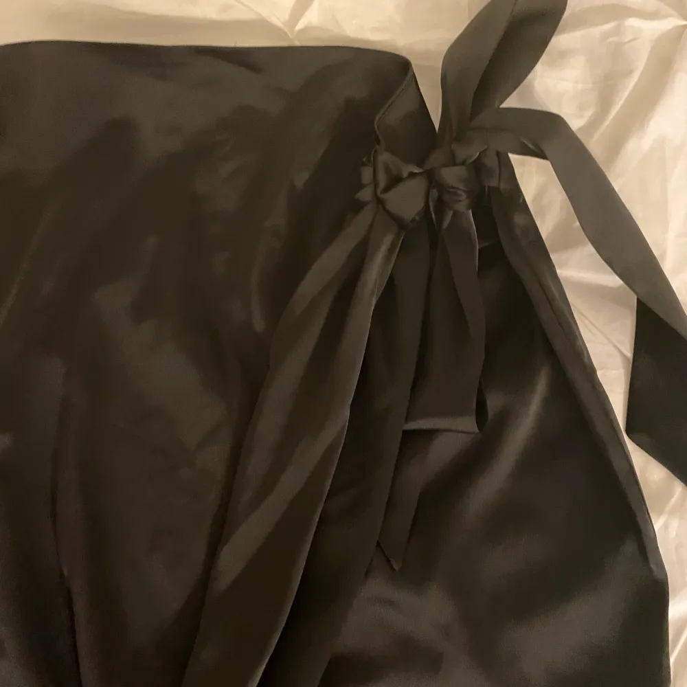 En svart omlottkjol med knytning i midjan 💙 Använd ca. 2 ggr 🩵. Kjolar.
