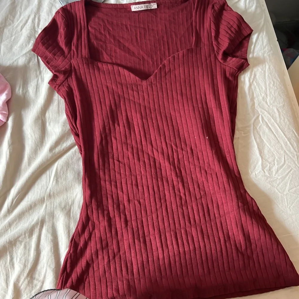 Säljer nu min Anna field t-Shirt i färgen vinröd storlek xs nypris ca 169 inga defekter . T-shirts.