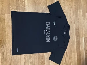 PSG X BALMAIN special edition jersey - Tröjan som är slutsåld överallt ligger just nu till salu i mycket bra skick och för ett lågt pris. Först till kvarn!!!  Storlek: L  Finns att hämta i Göteborg men kan fraktas ifall den lyckliga vinnaren betalar frakten.  FÖRST TILL KVARN!!!!