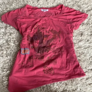 Y2K Rosa baby tee - DKNY Baby Tee köpt second hand, storlek S - skriv för bilder på 