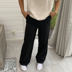 Randiga kostymbyxor  - Kostymbyxor från ONLY, sparsamt använda🥰