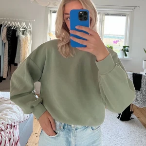 Grön trendig sweatshirt från Gina - En grön sweatshirt från Gina Tricot som jag knappt använt. Säljer då den inte kommer till användning. Köparen står för frakten 60 kr.❤️☺️Jättefin nu till hösten