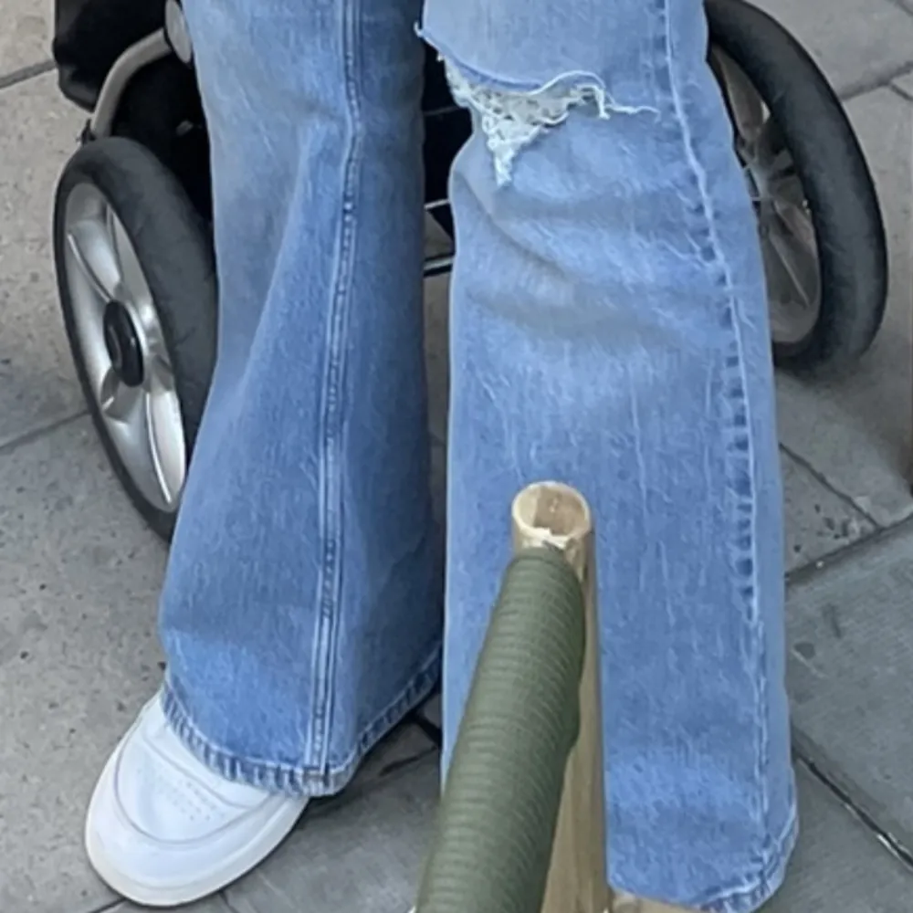 Snygga bootcut jeans från Zara med hål på båda benen, storlek 40💘💘. Jeans & Byxor.