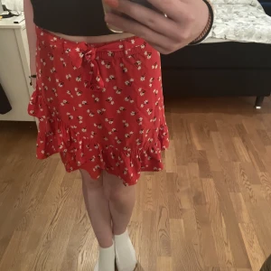 röd kjol - Väldigt gullig röd kjol som jag säljer då den inte kommer till användning längre. Storlek 140 men sitter jättebra på mig som har XS. Bandet går att ta av. Kjolen är i nyskick💕