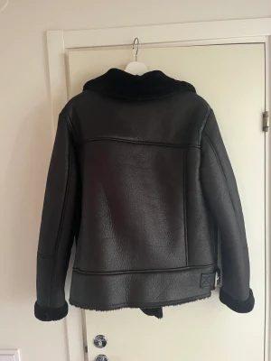 Fodrad skinnjacka  - Fodrad skinnjacka från asos använd ett fåtal gånger så i nyskick. 