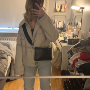 Kort kappa - En super fin höstkappa i storlek M. Ja har vanligtvis S men M sitter fint. Jag köpte jackan på Kappahl för 950kr och har knapt använt den.❤️
