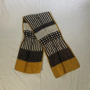 Fin sjal - En så cool sjal i najs mönster! Går att använda som hårband, bälte, eller runt halsen! 