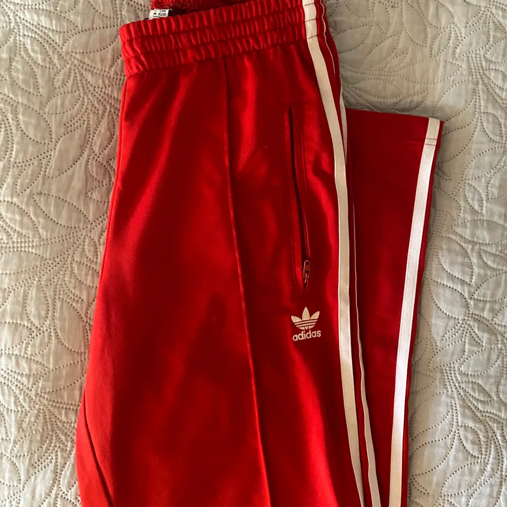 Trackpants från adidas, kan användas som träningsbyxor, men också till vardags och som mjukisar. Jättesköna och skitsnygga att ha som lowwaist!  Pris kan diskuteras vid snabb affär😊 köpta för ca 850kr, inga tecken på användning.. Jeans & Byxor.