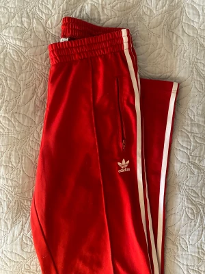 Adidas byxor - Trackpants från adidas, kan användas som träningsbyxor, men också till vardags och som mjukisar. Jättesköna och skitsnygga att ha som lowwaist!  Pris kan diskuteras vid snabb affär😊 köpta för ca 850kr, inga tecken på användning.