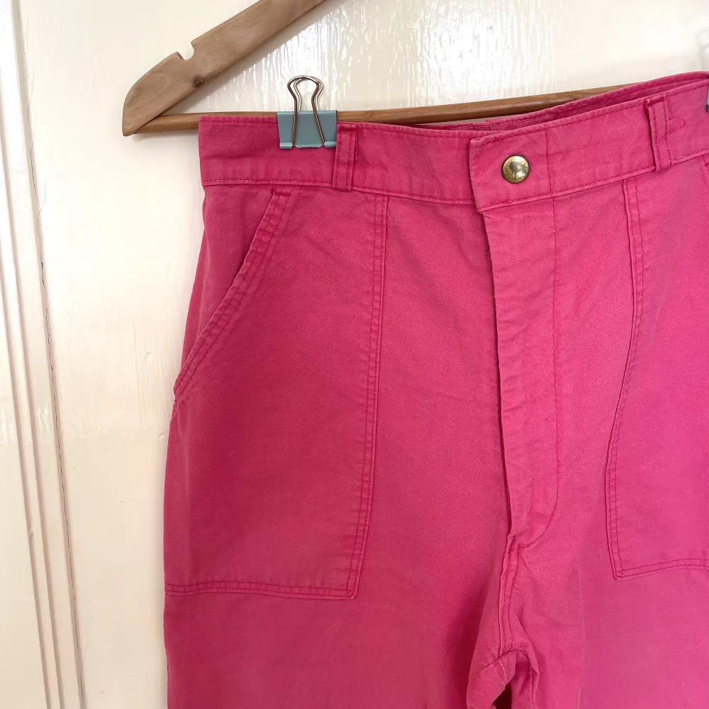 Rosa highwaisted byxor med cargostyle fickor, passar storlek XS/S! . Jeans & Byxor.