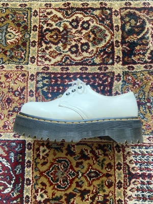 Dr Martens 1461 Quad - Snygga platåskor snudd på oanvända. Litet märke framtill enligt bild.