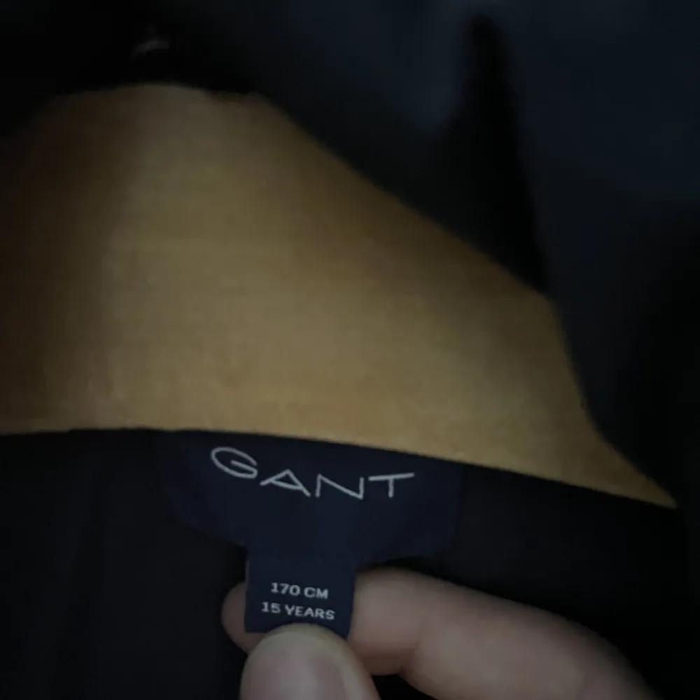 Hej säljer min jättefina Gant jacka då jag växt ur den. Det finns inga defekter på hela jackan så den är väl omhändertagen.  Köparen står för frakten:). Jackor.
