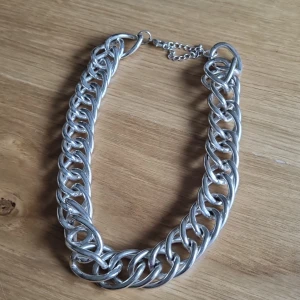 Silverkedja halsband  - Stort silverfärgat halsband  Kortare modell