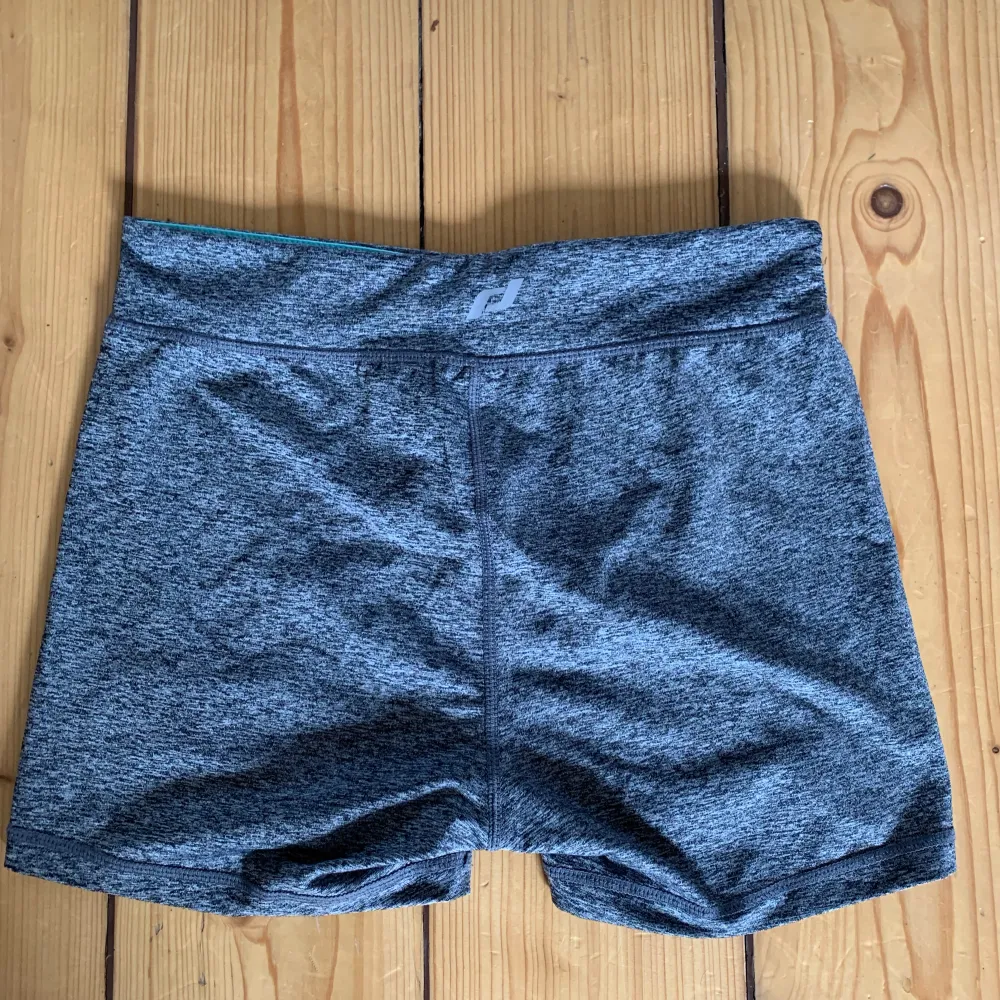 Säljer dessa träningsshorts i storlek 146/152 (barnstorlek) men skulle säga att de passar en xs då de är stretchiga. Fint skick.. Muu.