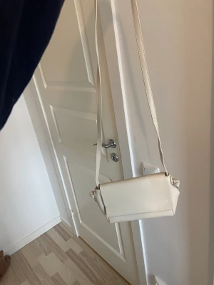 Axelväska  - Beige Axelväska ifrån nakd. Magnetstängning