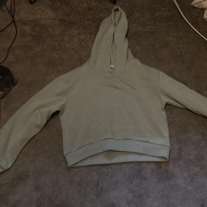 Hoodie - Mörk grön hoodie i super fint skick. Inga fläckar och aldrig använd 