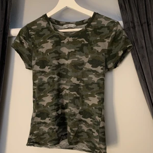 Basic militär-tshirt - En tshirt i militärmönster i bra skick