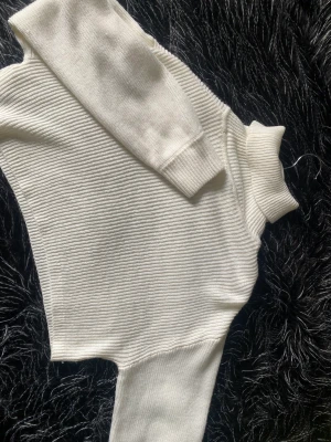 Stickadtröja - Kort stickad tröja med krage