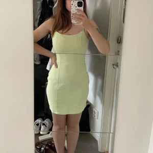 Ljusgrön klänning - Ljusgrön klänning med smala band 💚 Tight men skön modell och bra passform 💚 Mycket gott skick - använd den endast ett fåtal gånger 