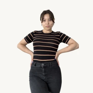 Body - Randig body  i svart, röd, gul och vit   Knäppning mellan benen   S / M 50kr + frakt 