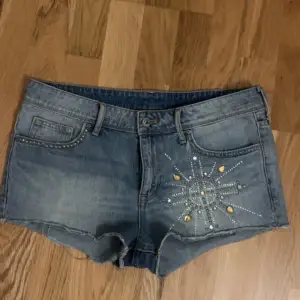 säljer mina unika jeans shorts med sten motiv och stenar vid ena fickan från h&m