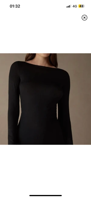 intimissii tröja - intressekoll på denna tröja från intimissii i svart! finns två små hål i slutet på ärmarna som knappt syns, annars är den som oanvänd❤️ lånad bild! 