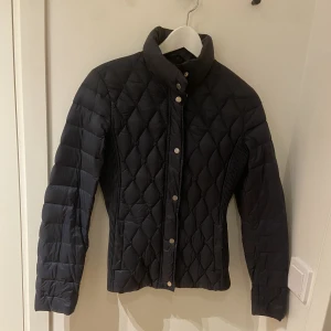 Quiltad dunjacka Tommy hilfiger - Marinblå quiltad dunjacka från Tommy hilfiger