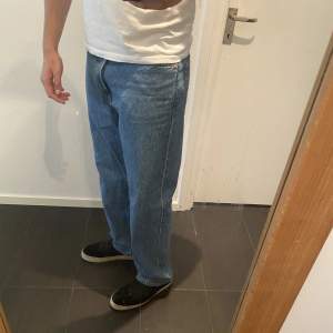 Baggy snygga weekday jeans som jag använt typ 5 gånger då jag har ett annat liknande par. Fortfarande bra kvalitet. Sitter snyggt och är sköna. Storlek 31/32