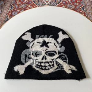 Mössa - Y2k mössa med en dödskalle på, cool men inte i min stil längre. Onesize 