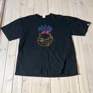 A bathing ape tee - Tja! Säljer denna snygga tshirten från bape. Säljer pga att den e för stor. Fråga om du har en fråga.