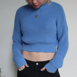Blå stickad långärmad tröja - Fin blå långärmad stickad tröja från Pull & Bear! Lite nopprig/trådig på vissa ställen men utöver det bra skick! Säljer för jag ej använder längre 🦋