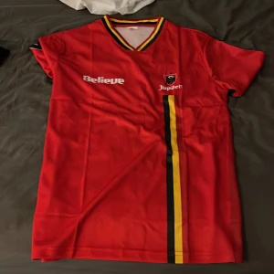 sport tischor  - ALDRIG ANVÄND ”Believe 22” fet t-shirt man kan ha till typ skolidrott och träningar t.ex pris kan gå ner