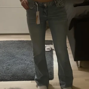Jeans - Säljer dessa lågmidjade jeansen från Gina! Säljer dom pågrund av att dom är förkorta och små för mig. Byxorna är i st 158. Jeansen är nersydda och sedan avklippta så dom sitter som från början! (Bilden är lånad)💓