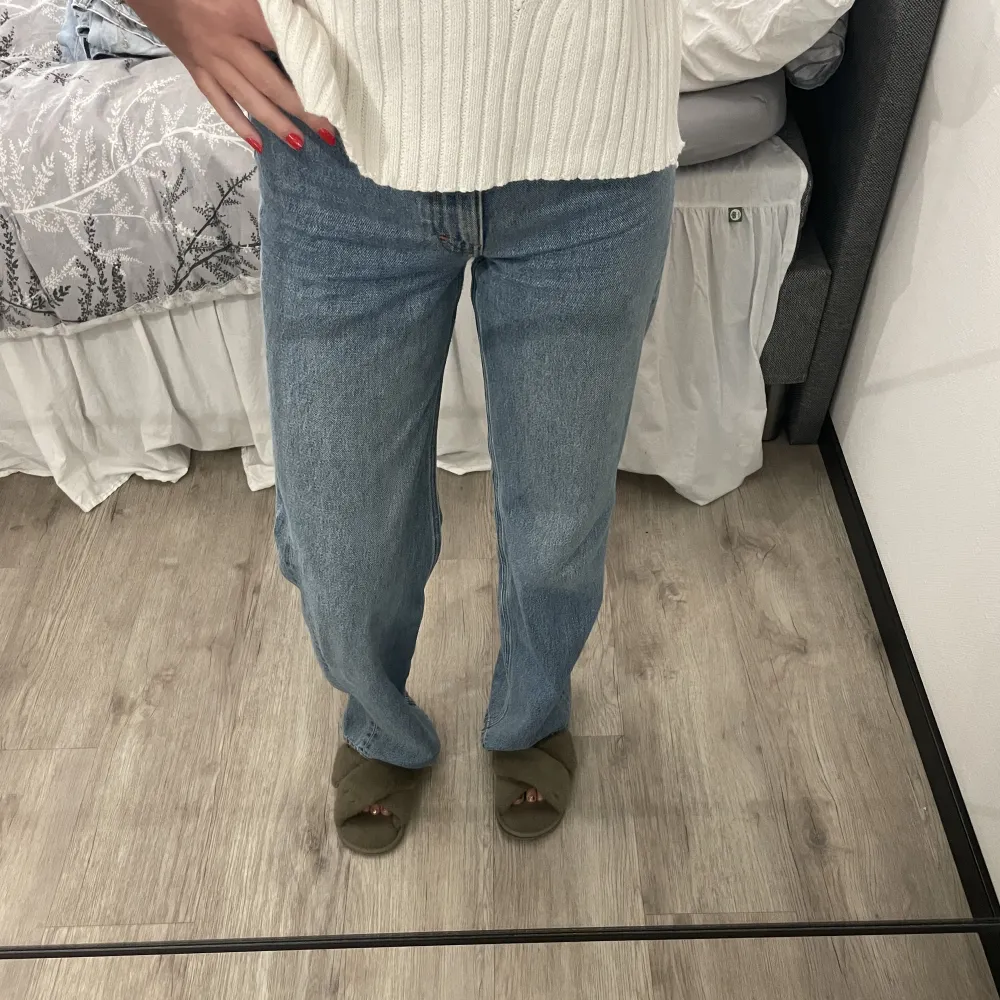 Säljer mina jeans från Monki i storlek xs. Skulle säga att de är mid waist/ high waist. Hör av er vid frågor🥰 . Jeans & Byxor.