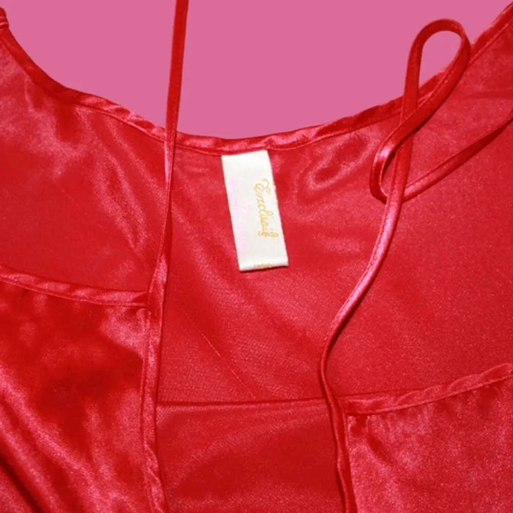 Presenterar denna förträffliga röda top, som är designad för att förhöja din sängkläder-upplevelse med sin lyxiga känsla och eleganta lockelse. . Toppar.