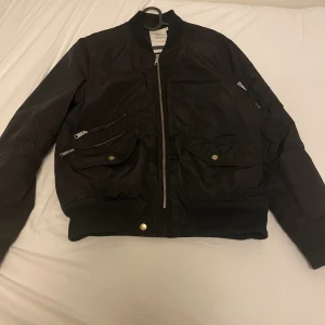 Emilio bomberjacka - Storlek L Säljer av lite från garderoben så skriv vid intresse 