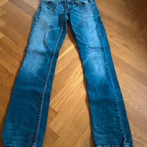 Blåa lågmidjade jeans fårn levis. Skit snygga men är tyvärr för små. Står ingen storlek men skille gissa på xs-s. 