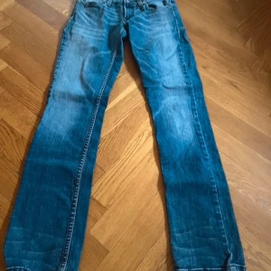 Levis jeans - Blåa lågmidjade jeans fårn levis. Skit snygga men är tyvärr för små. Står ingen storlek men skille gissa på xs-s. 