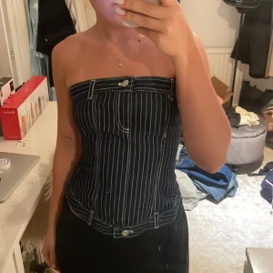 Jeans topp - Randig jeans topp från zara som aldrig har använts. Slutsåld på hemsidan. Storlek 38 men sitter som 36 på mig. Köparen står för frakten! Använd köp nu 