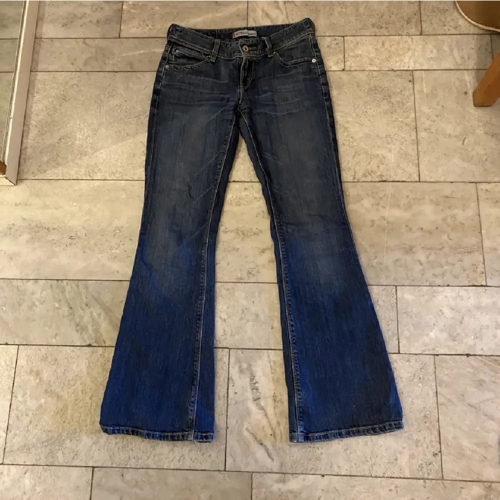 Lågmidjade Levis jeans inköpta vintage i Prag. Jättefin kvalitet ! 💗Midjemått :73cm  innerbenslängd :83 . Jeans & Byxor.