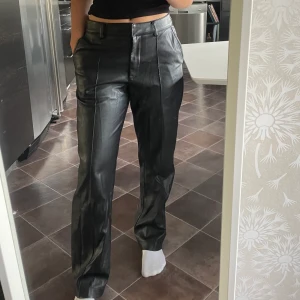 Byxor  - Skinbyxor från NA-KD. Perfekt till hösten och vintern. Jag är 160cm💘