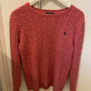 Röd Ralph lauren tröja - Tja! Säljer denna feta Ralph lauren tröjan i ett väldigt bra skick ny pris 1400-2000. Pris kan diskuteras.