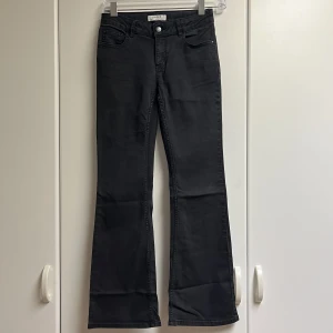 Lågmidjade bootcut  - Lågmidjade bootcutjeans från Lindex 🥰 Passar perfekt till hösten 🍁Från barnsektionen (strl 158) men passar mig som har XS till S i byxor, även perfekt till petite under 160 cm 🖤Stretchigt  material 🩶Utmärkt skick! 
