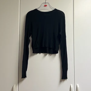 Svart långärmad från Weekday - Svart långärmad från Weekday 🌑Något sheer och har långaärmar ner till händerna med krusdetalj som även finns i toppens nedre del 🌌 Stretchig och tunt material 🖤 Gott skick! 