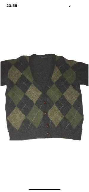 Rutig kofta - En cool rutig kofta som jag köpt 2hand. Den är i bra skick förutom att den har ett litet hål på framsidan som knappt syns. Säljer för att den inte kommer till användning längre. Startade en budgivning nu för att det är hyfsat många som likat den😁💕