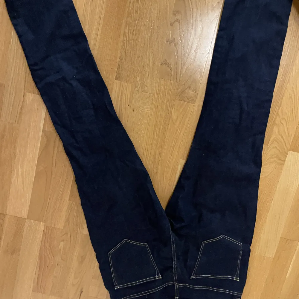Fina mörkblå jeans i jättegott skick! Nästan aldrig använt. . Jeans & Byxor.