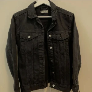 Jeansjacka  - Svart jeansjacka från Gina tricot, storlek s 