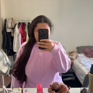 Adidas tröja - En långärmad tröja från Adidas. Köpte den från jdsports i butik för 499kr. Har använt den 1 gång.