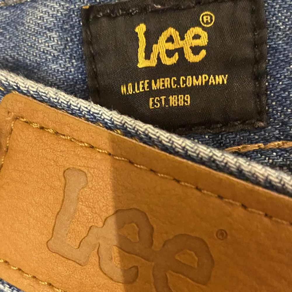 Lee jeans som knappt är använda och i fint skick. W29 L33, A LINE FLARE Säljer för 450 kr. Jeans & Byxor.