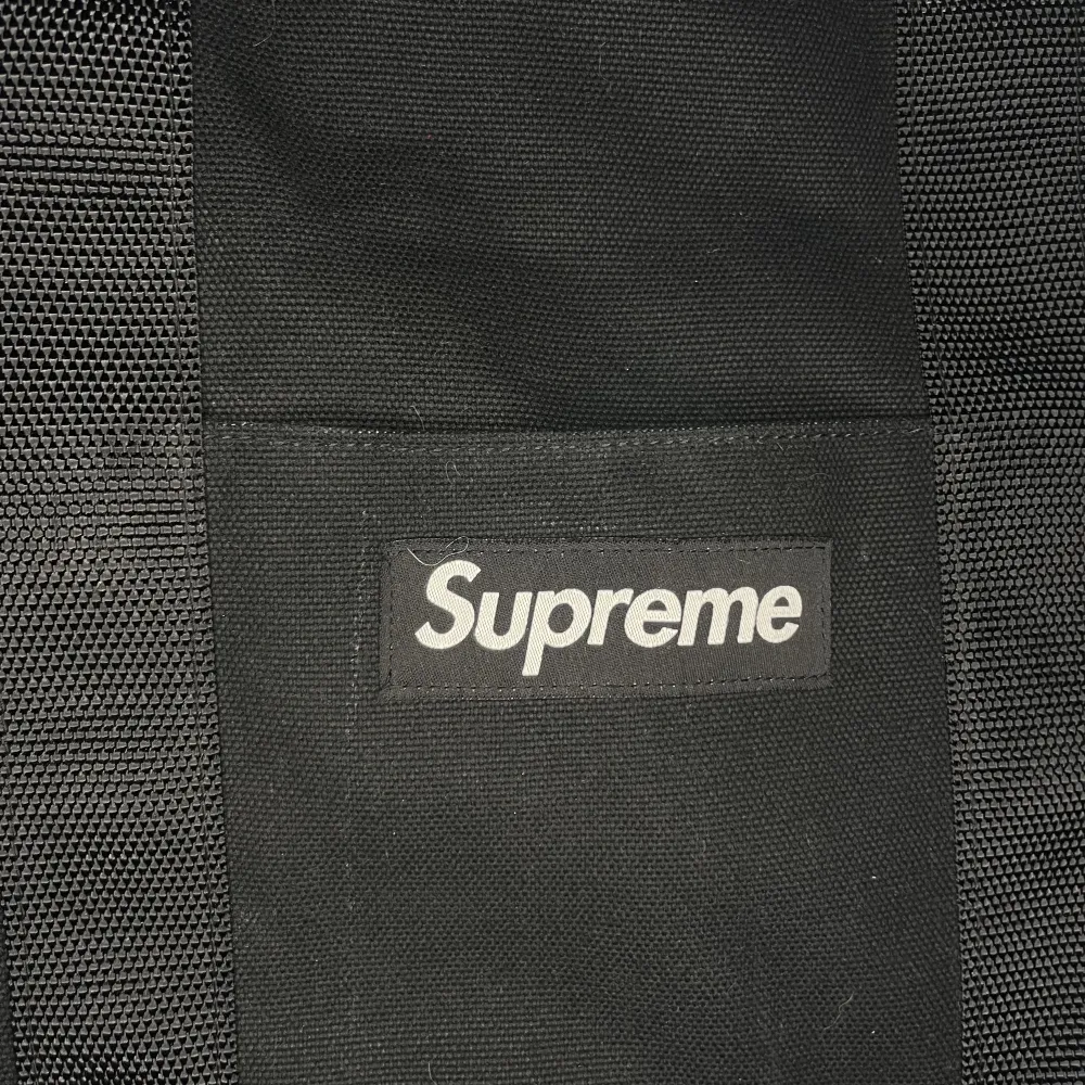 Säljer av denna Supreme Tote Bag då jag inte använder den längre.   Finns digitalt kvitto från Supreme för legit check . Väskor.